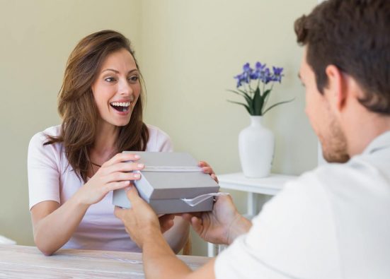 Khi hai người yêu nhau, đầu tiên chính là cần phải đối đãi với nhau bằng tấm lòng chân thành, sự trung thực, thêm vào đó chính nghĩ cho người khác.